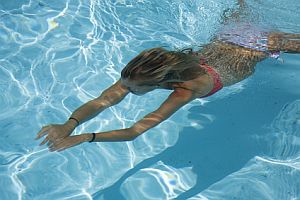 Model Release 358  Young girl swimming under water